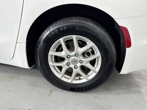 Used 2023 Chrysler Pacifica Touring-L FWD image 5