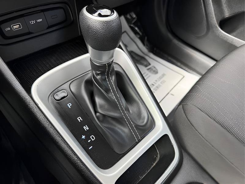 Used 2022 Hyundai Venue SE FWD image 35