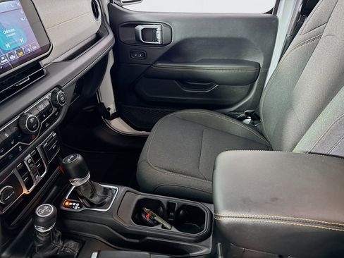 Used 2025 Jeep Wrangler Unlimited Sahara image 24