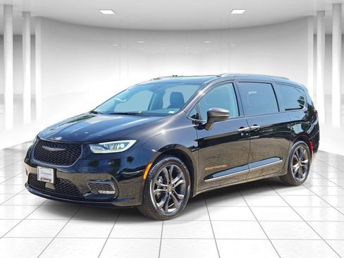 Used 2024 Chrysler Pacifica Touring-L w/ Road Tripper Package FWD image 7