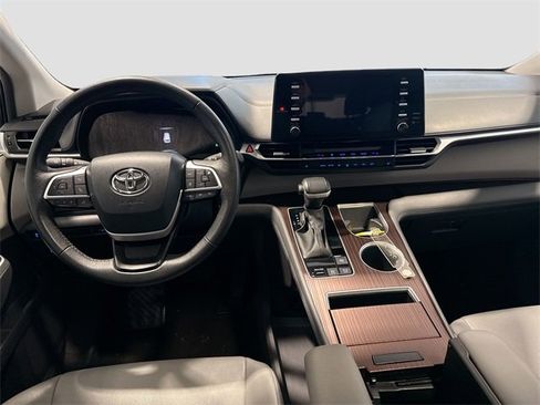 Certified 2024 Toyota Sienna XLE image 18