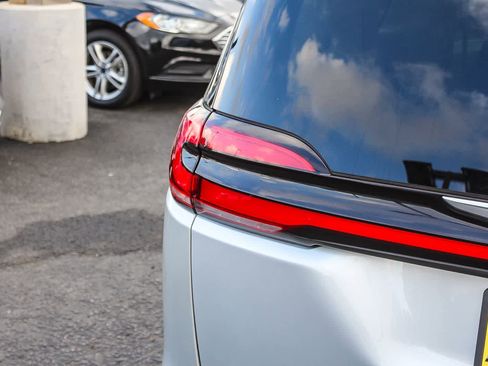 Used 2023 Chrysler Pacifica Limited image 8