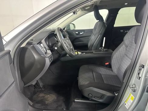 Used 2022 Volvo XC60 B5 Momentum image 11