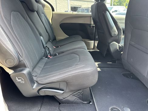 Used 2020 Chrysler Pacifica Touring image 17