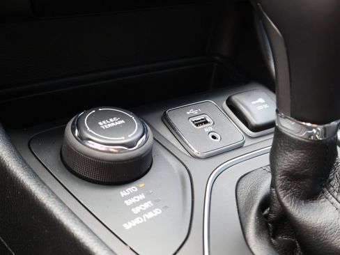 Used 2022 Jeep Cherokee Latitude Lux AWD/4WD image 37