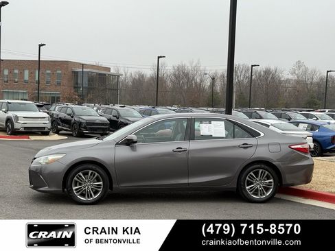 Used 2016 Toyota Camry SE image 4