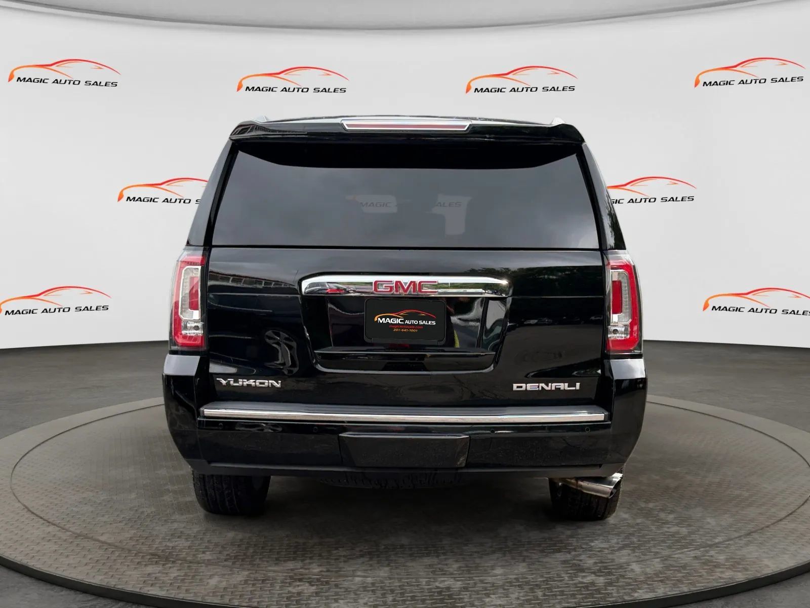 Used 2017 GMC Yukon Denali w/ Open Road Package AWD/4WD image 9