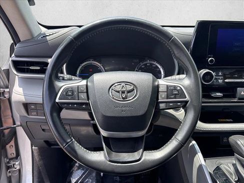 Used 2023 Toyota Highlander XLE AWD/4WD image 17