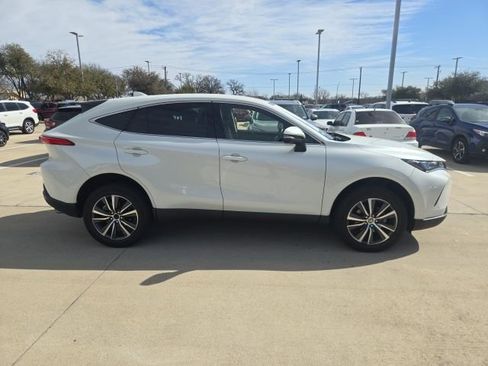 Used 2022 Toyota Venza LE image 2