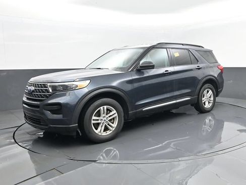 Used 2024 Ford Explorer XLT AWD/4WD image 2