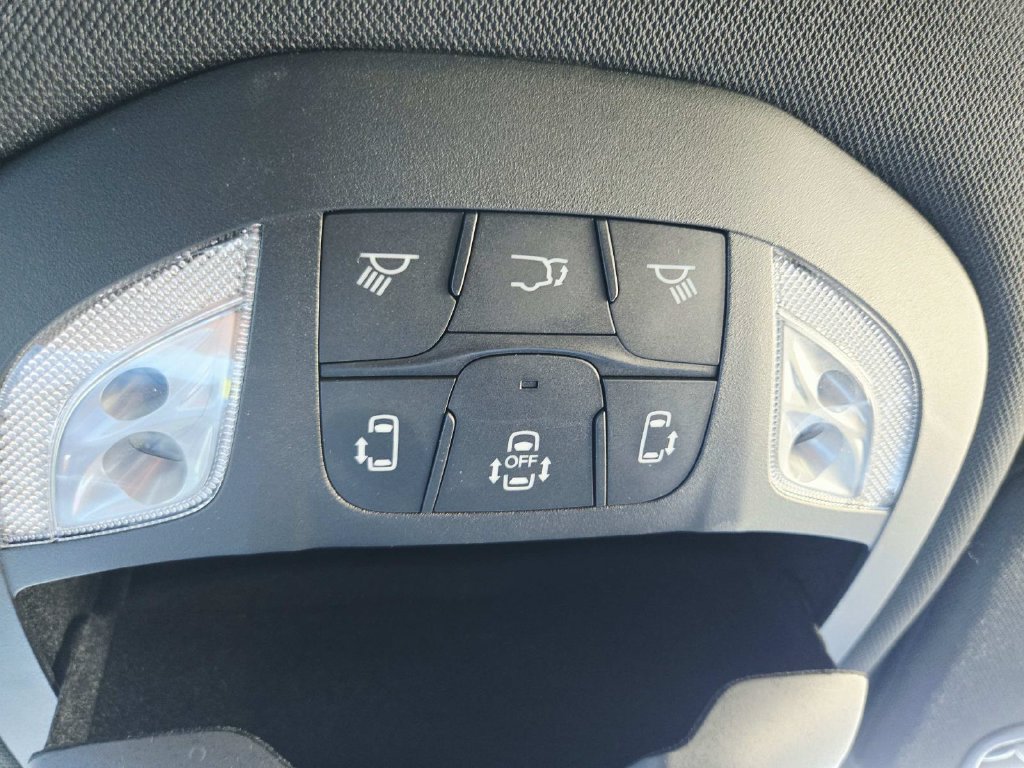 Certified 2025 Chrysler Pacifica Select FWD image 32