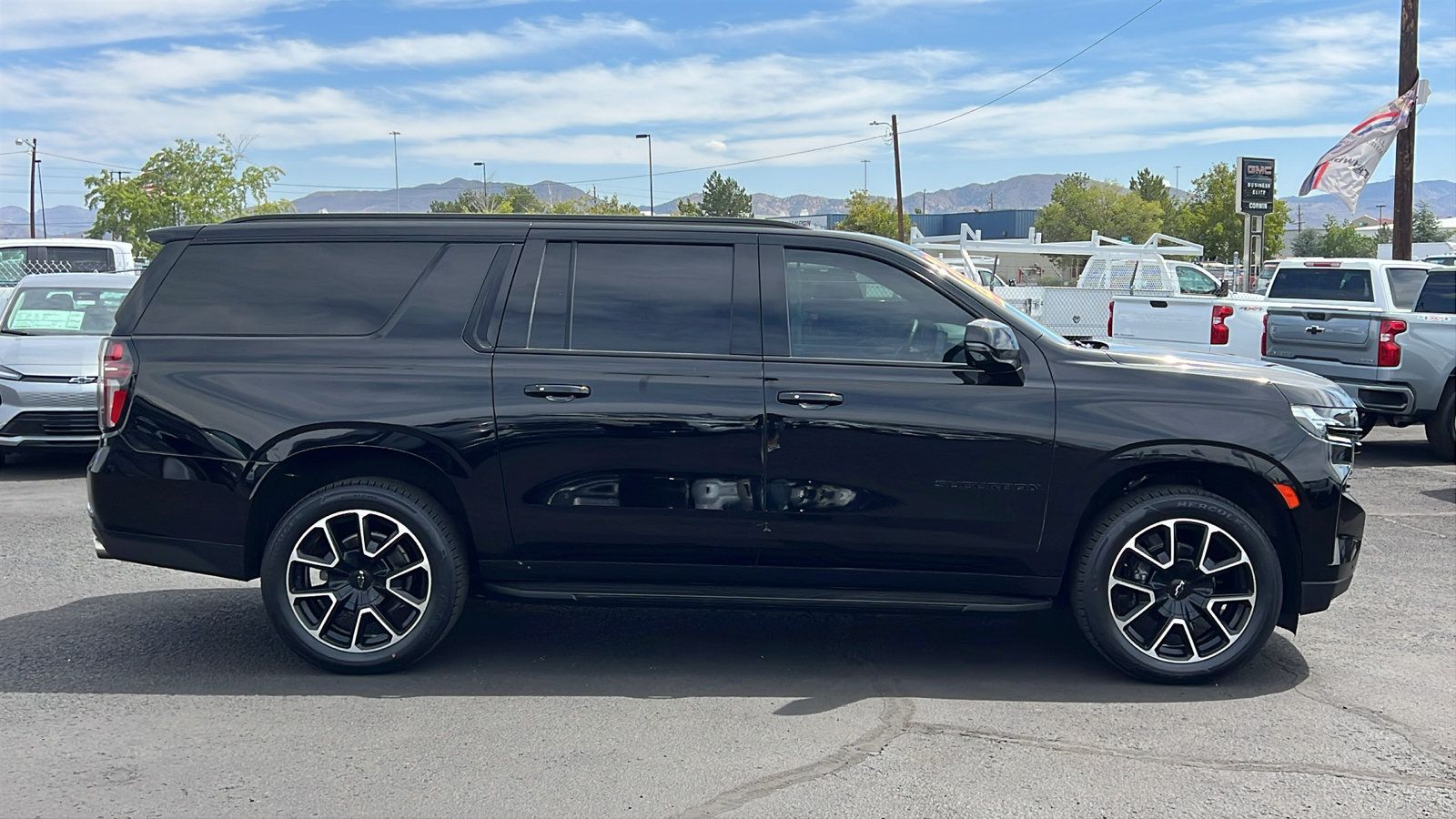 Used 2024 Chevrolet Suburban RST w/ Sport Performance Package AWD/4WD image 4