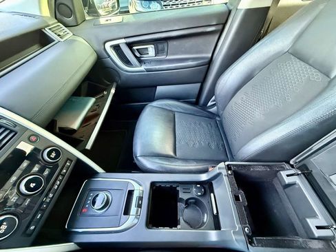 Used 2019 Land Rover Discovery Sport SE image 16