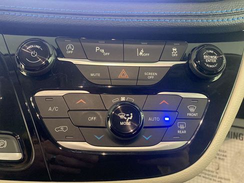 Used 2021 Chrysler Pacifica Touring-L w/ Uconnect Theater Family Group AWD/4WD image 11