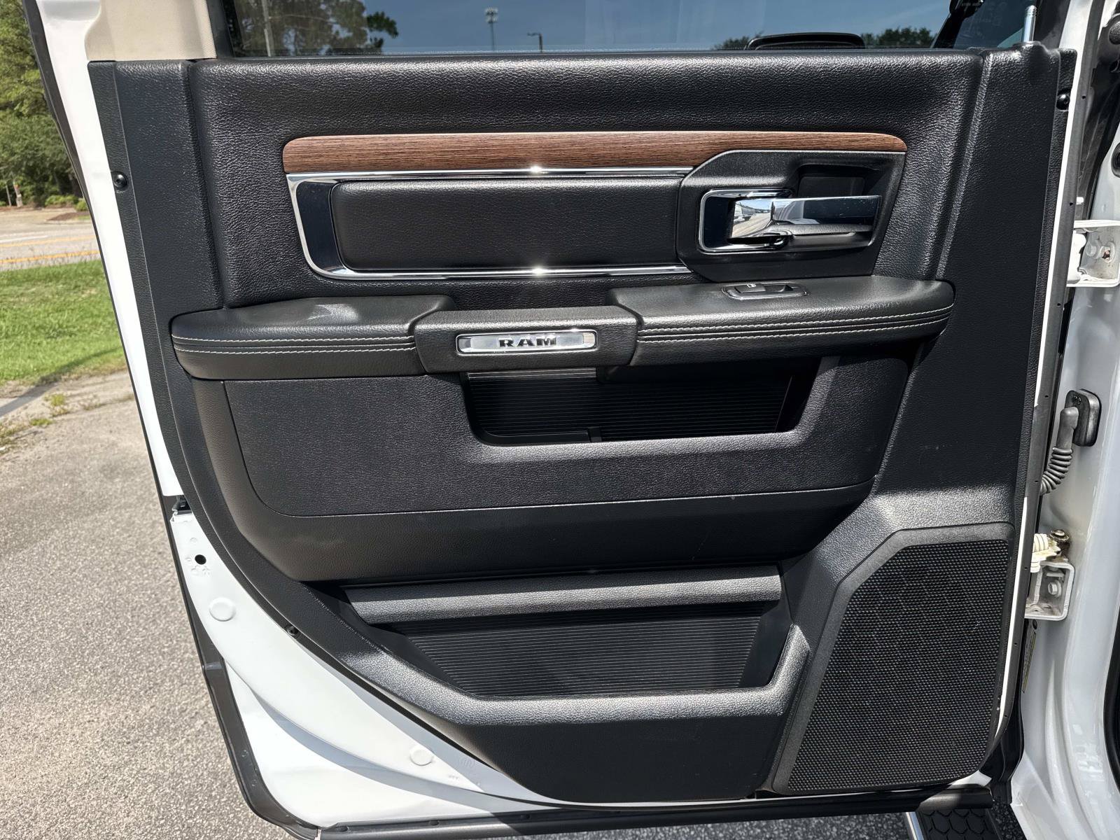 Used 2017 RAM 1500 Laramie w/ Convenience Group AWD/4WD image 16