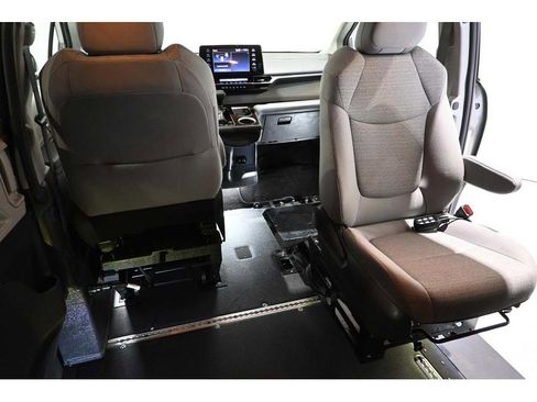 Used 2023 Toyota Sienna LE FWD image 21