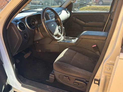 Used 2009 Ford Explorer XLT image 10