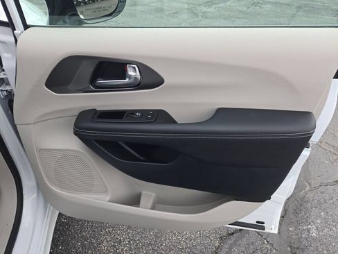 Used 2024 Chrysler Pacifica Touring-L AWD/4WD image 6