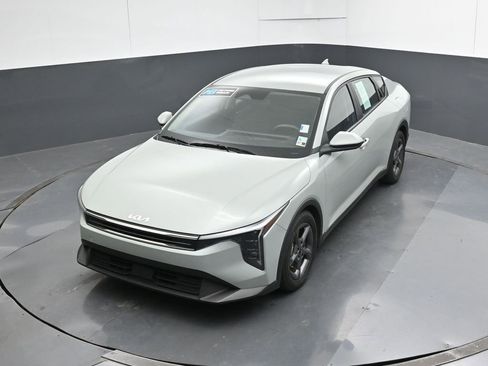 Used 2025 Kia K4 LXS FWD image 45