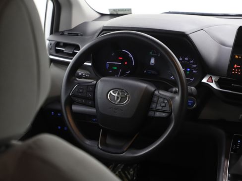 Used 2022 Toyota Sienna LE image 16