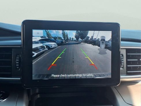 Used 2022 Ford Explorer XLT w/ Equipment Group 202A AWD/4WD image 23