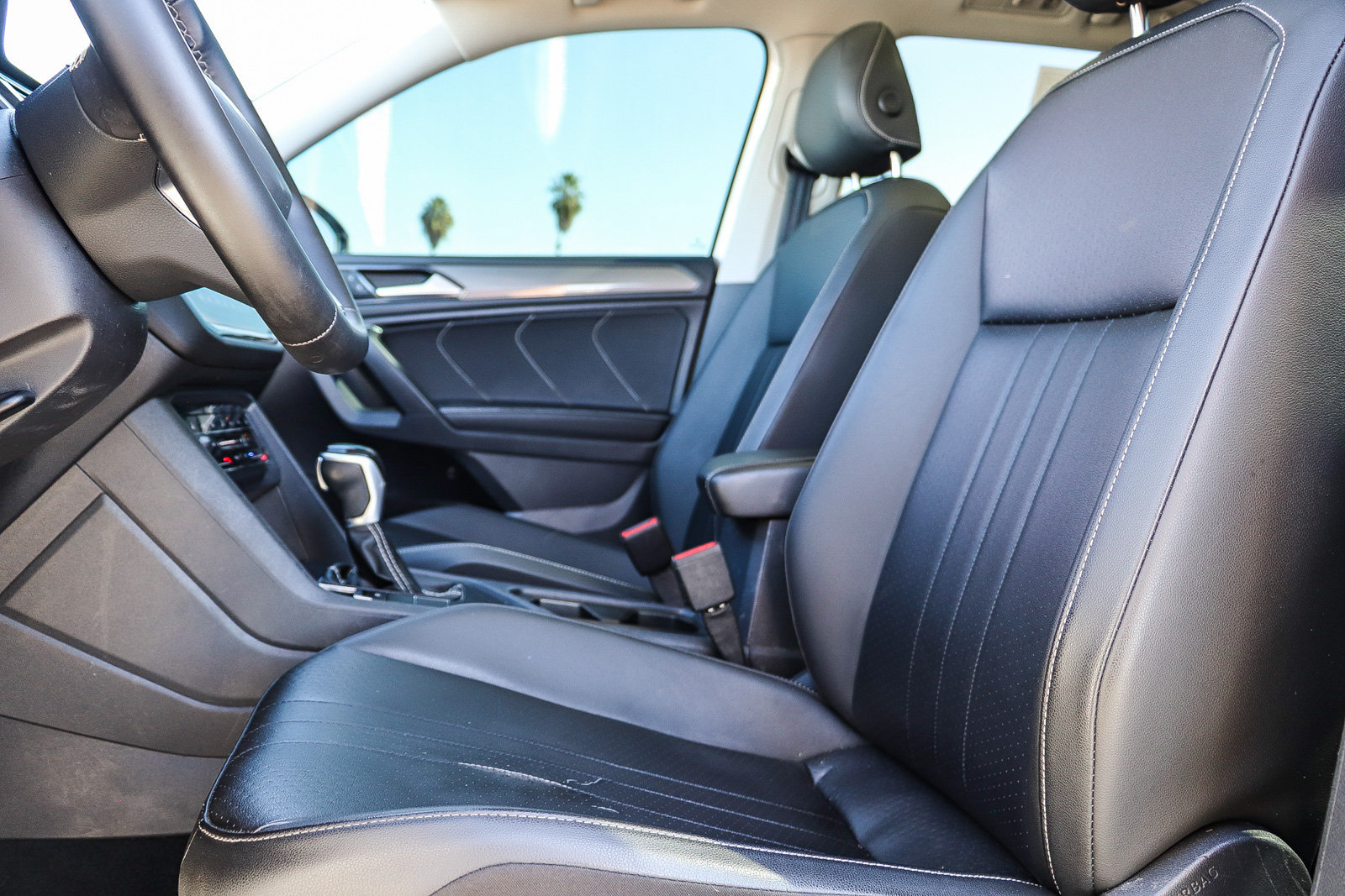 Used 2023 Volkswagen Tiguan SE w/ Panoramic Sunroof Package FWD image 23