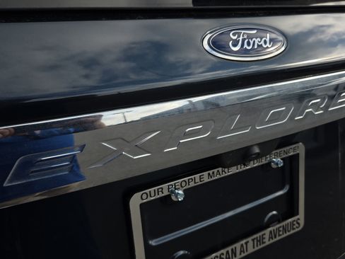 Used 2023 Ford Explorer King Ranch w/ Premium Technology Package AWD/4WD image 31