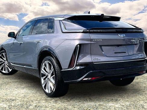 Used 2025 Cadillac Lyriq Luxury w/ LPO, Floor Liner Package AWD/4WD image 4