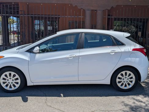 Used 2017 Hyundai Elantra GT FWD image 9