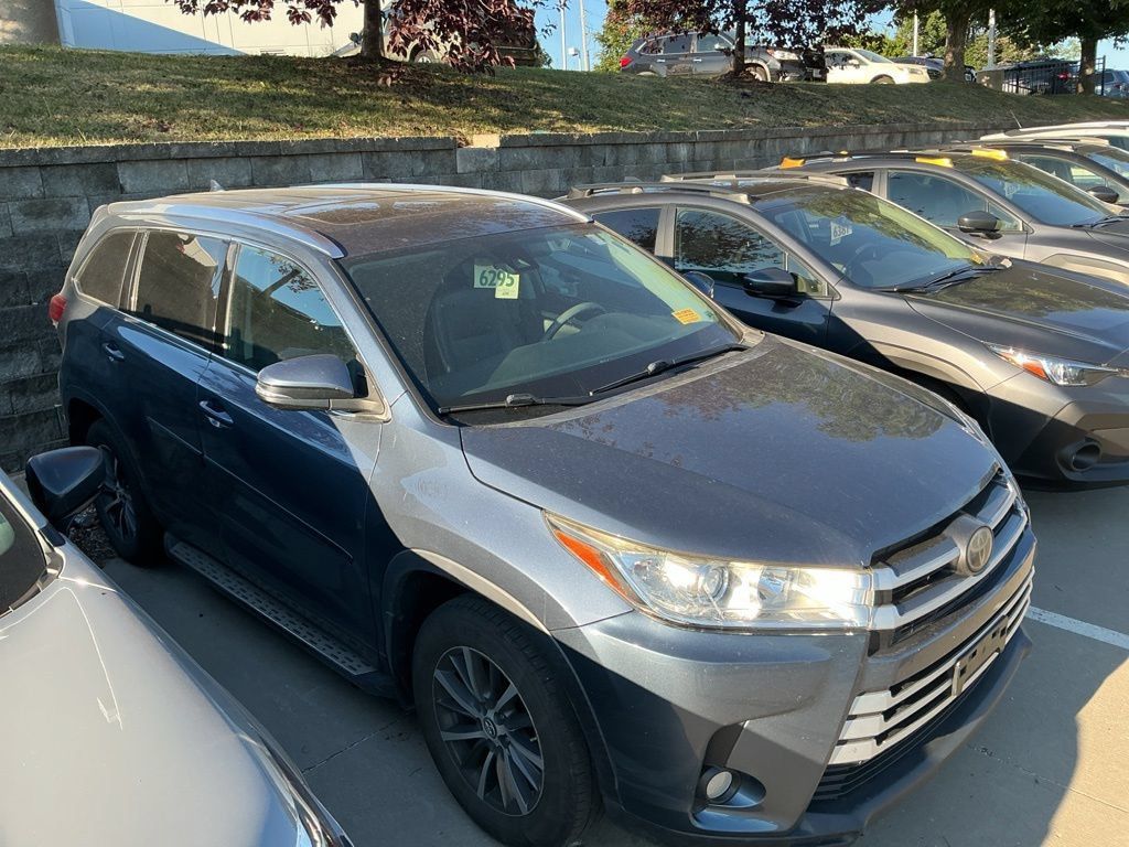 Used 2017 Toyota Highlander XLE w/ Protection Package #3 AWD/4WD image 3