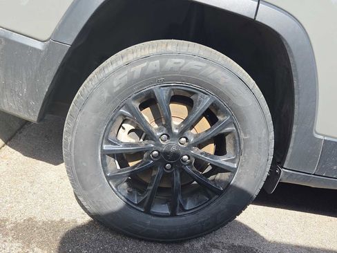 Used 2023 Jeep Cherokee Altitude Lux image 3