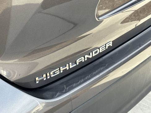 Used 2021 Toyota Highlander XLE image 9