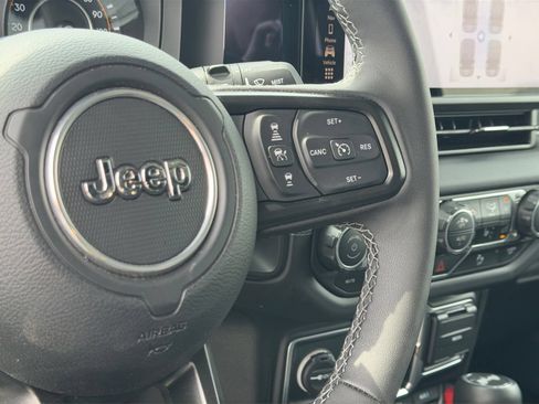 Used 2025 Jeep Wrangler Unlimited Rubicon AWD/4WD image 27