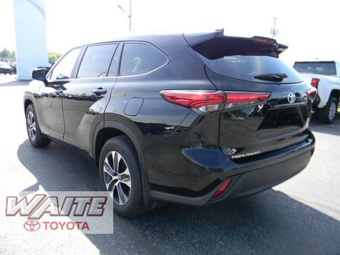 Used 2023 Toyota Highlander XLE AWD/4WD image 4