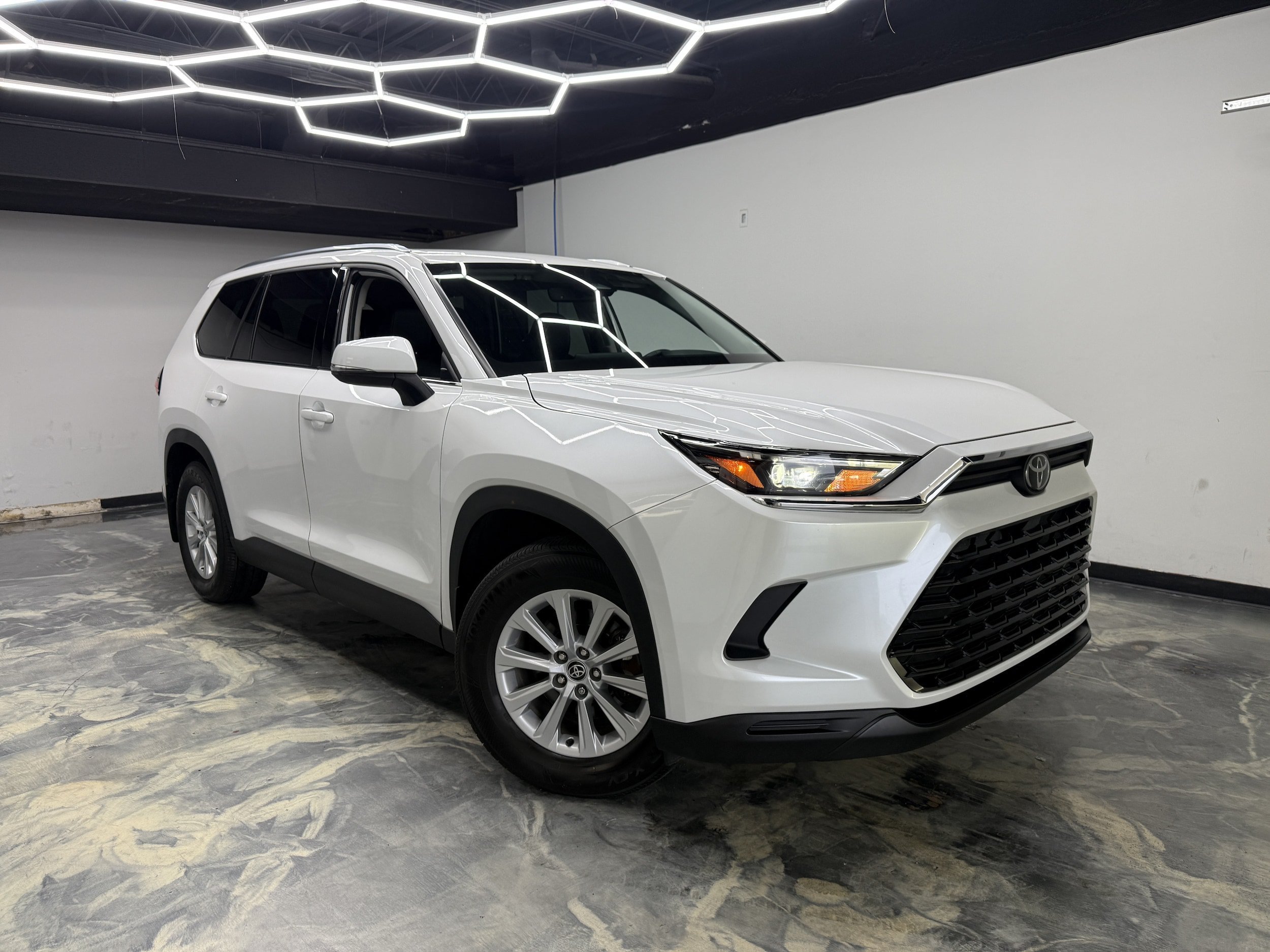 Used 2024 Toyota Grand Highlander AWD image 2