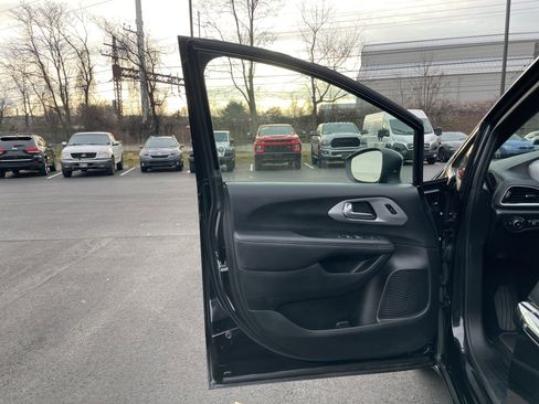 Used 2023 Chrysler Pacifica Touring-L w/ S Appearance Package image 31