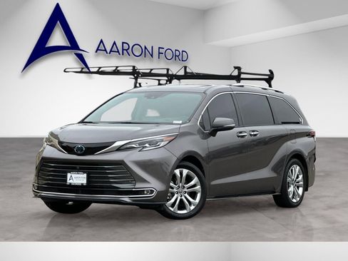 Used 2023 Toyota Sienna Platinum FWD image 2