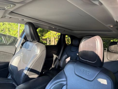 Used 2019 Jeep Cherokee Limited AWD/4WD image 4