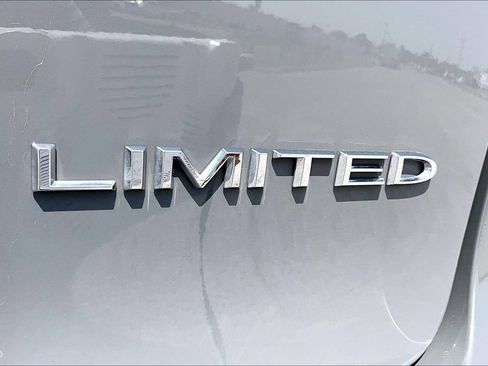 Used 2023 Chrysler Pacifica Limited FWD image 8