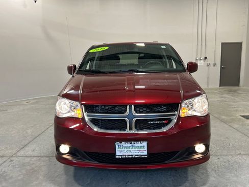 Used 2020 Dodge Grand Caravan SXT w/ Driver Convenience Group FWD image 3