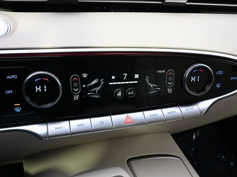 Used 2025 Genesis GV70 2.5T Select w/ Advanced Package image 32