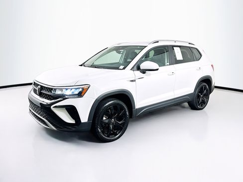 Used 2023 Volkswagen Taos SE w/ Black Wheel Package image 3