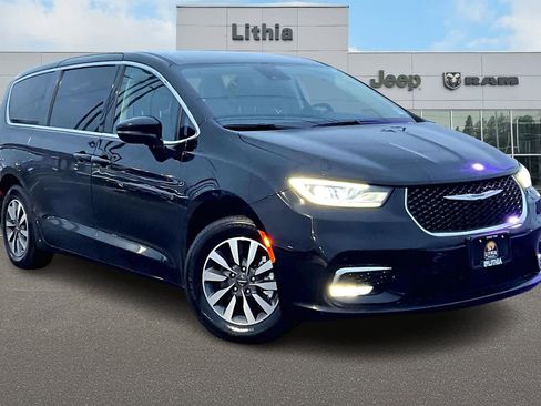 Used 2024 Chrysler Pacifica Select image 22