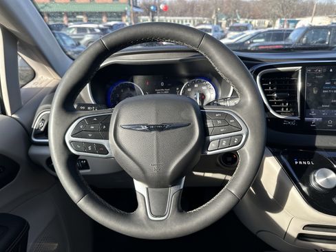 Used 2024 Chrysler Pacifica Touring-L image 14
