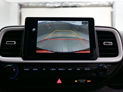 Used 2025 Hyundai Venue Limited image 18