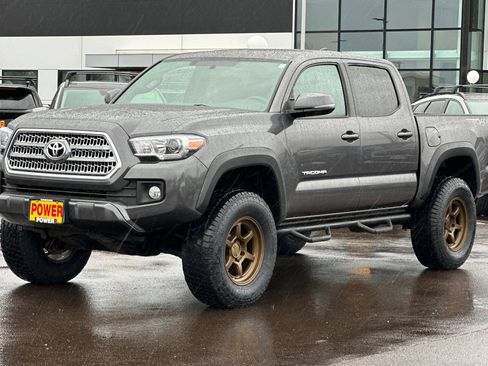 Used 2017 Toyota Tacoma TRD Off-Road w/ Premium & Technology Package image 7