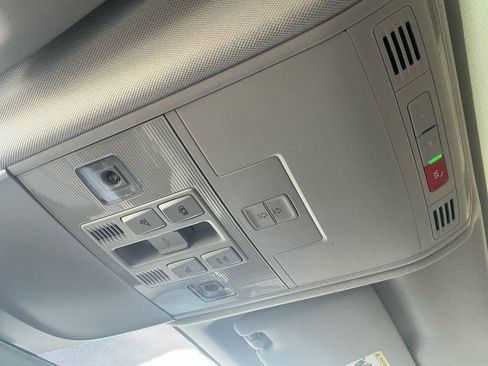 Used 2024 Volkswagen Taos SE w/ Panoramic Sunroof Package image 25