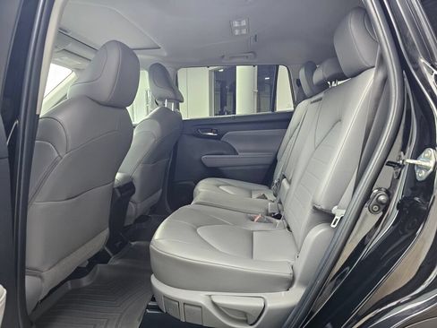 Used 2022 Toyota Highlander XLE AWD/4WD image 16