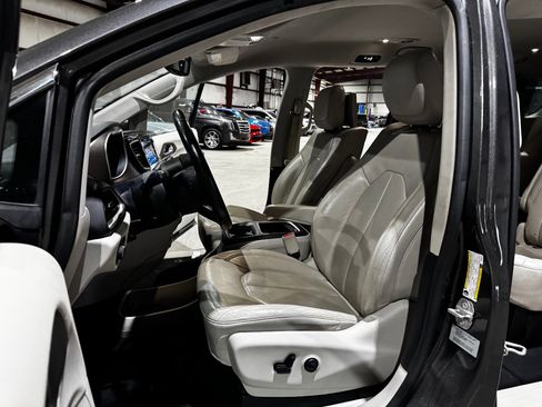 Used 2017 Chrysler Pacifica Touring-L Plus w/ Advanced Safetytec Group image 14