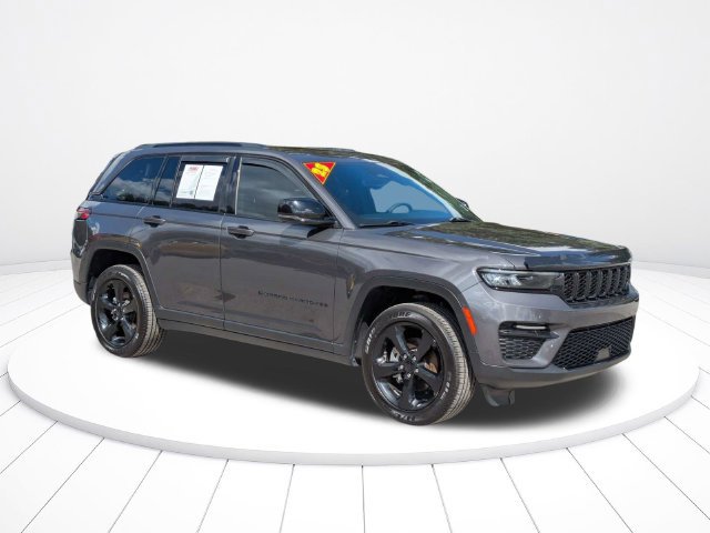 Used 2023 Jeep Grand Cherokee Altitude RWD image 2